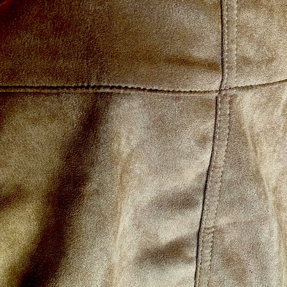 Juniors' SO® High-Rise Side Notch Mini Skirt in ELVN BROWN suede SIZE 3/26 NWT - Picture 7 of 11